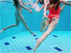 trio nude femmes have fun underwater